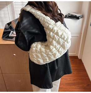 Détail du sac à bandoulière matelassé blanc au design bouffant et texturé