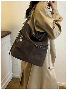 Détail du sac cabas vintage en daim marron avec breloque étoile et boucle en cuir