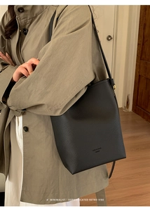 Borsa secchiello nera vista dettaglio, elegante borsa a tracolla con grande capacità.