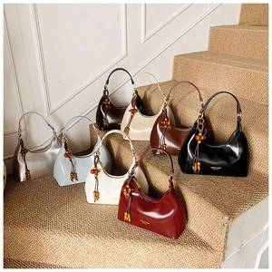 Colección de bolsos hobo de colores con adornos de cuentas de madera en una escalera