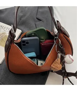 Innenansicht der braunen Leder-Halbmondtasche mit viel Platz für Handy und Geldbörse