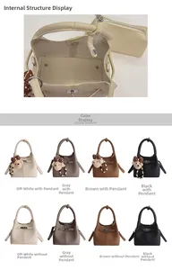 Dettaglio della borsa a secchiello con grana litchi, pochette interna e colori