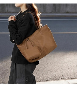 Ensemble sac cabas en nylon marron avec pochette amovible et texture lisse détaillée