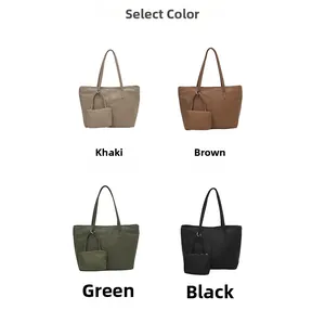Détail de l'ensemble cabas en nylon quatre couleurs avec petites pochettes amovibles