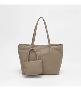 Détail du sac cabas en nylon kaki avec son petit porte-monnaie assorti et sa texture lisse