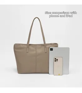 Comparaison de taille du sac fourre-tout en nylon kaki avec smartphone et tablette