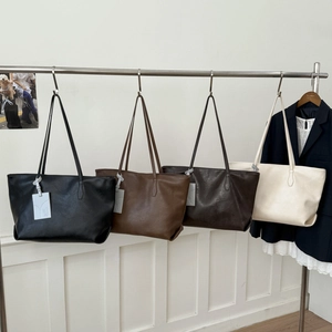 Minimalist large-capacity tote bags in four colors hanging for daily work or commuting