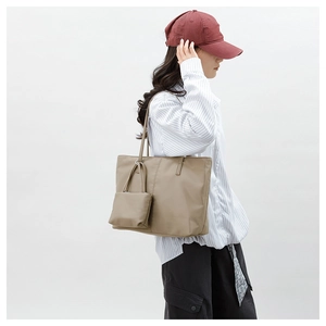 Détail d'un grand sac cabas en nylon kaki avec sa petite pochette assortie amovible