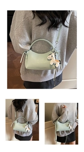 Details der mintgrünen Halbmondtasche mit Knotengurt und Zebra-Pferdeanhänger