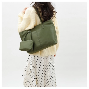 Détail du sac cabas en nylon vert olive avec surpiqûres et petite pochette assortie