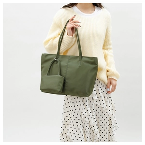Détail macro de l'ensemble fourre-tout en nylon vert foncé et pochette assortie
