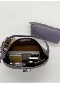 Vista interna della borsa a secchiello in pelle lilla con spazio per trucco e cellulare