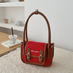 Sac à bandoulière rétro en toile rouge et cuir marron avec surpiqûres contrastées