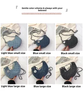 Detalle de bolsos de media luna en denim acolchado con cadena metálica y dijes de flores