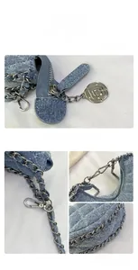 Primer plano de bolso vaquero acolchado azul con cadena plateada y colgante de camelia