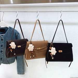Vintage matte shoulder bag in dark brown and black featuring a stylish golden square twist lock