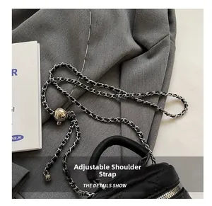 Détail de la boule métallique réglable sur la bandoulière de ce petit sac matelassé