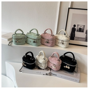 Détail de mini sacs à main matelassés avec bandoulière chaîne et logo CC en couleurs variées
