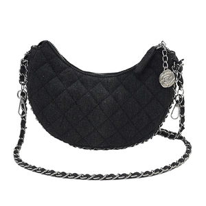 Bolso media luna de mezclilla negra acolchada con cadena y colgante de rosa plata
