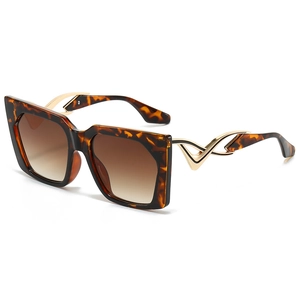 Square tortoise sunglasses with gradient lenses and hollow gold metal flame temples