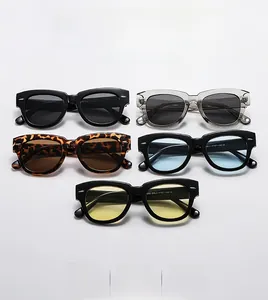 Détail de lunettes de soleil vintage montrant cinq coloris et rivets métalliques