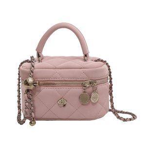 Bolso vanity rosa acolchado con logotipo floral plateado y correa de cadena