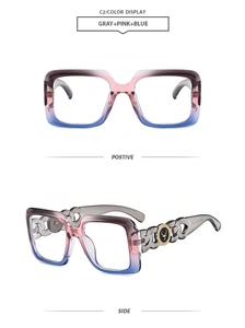 Detail der quadratischen Brille mit Farbverlauf, Kettendesign und goldenem Hirschlogo