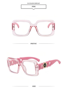 Detail der rosafarbenen quadratischen Brille mit ausgehöhltem Kettendesign am Bügel