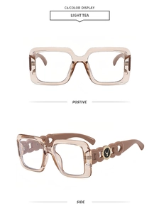 Detail der hellteefarbenen quadratischen Brille mit Kettendesign und Logo am Bügel