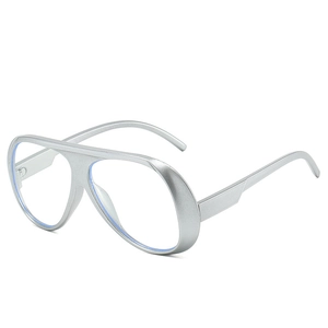Moderne silberne Oversize-Brille mit transparenten Gläsern in einer 45-Grad-Ansicht