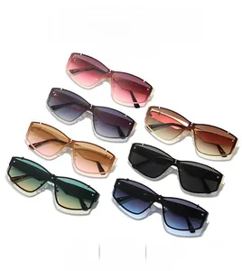 Détail de lunettes de soleil sans monture surdimensionnées en sept couleurs avec rivets