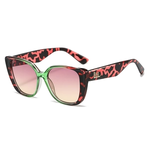 Fashionable oversized cat-eye sunglasses with tortoise frame and gradient purple lenses