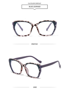 Détail de lunettes carrées léopard bleu avec branches violettes et verres anti-lumière bleue