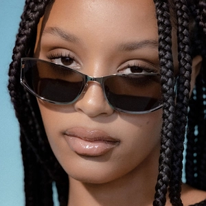 Gros plan de lunettes de soleil rectangulaires étroites tendance avec verres polarisants