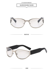 Détail d'une monture de lunettes œil-de-chat argentée avec plaquettes et branches noires