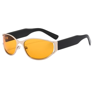 Lunettes de soleil œil-de-chat rétro avec verres orange et monture dorée vue à 45 degrés