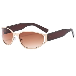 Lunettes de soleil œil-de-chat monture métal doré verres dégradés marron sur fond blanc