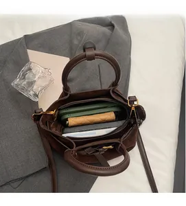 Vista dall'alto dell'interno spazioso della borsa marrone scuro con fodera a righe