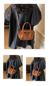 Dettagli della borsa in pelle scamosciata caramello con tracolla e fibbia vintage