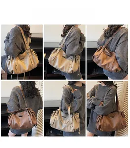 Détails du grand sac cabas en cuir grainé avec bandoulière large et finitions métal