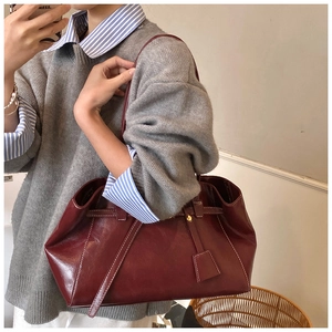 Détail du grand sac cabas bordeaux avec surpiqûres contrastées et cuir brillant