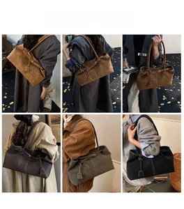 Collage de sacs cabas en cuir souple en plusieurs couleurs portés par des mannequins