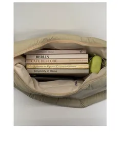 Vista interna che mostra la grande capacità di questa borsa tote beige con oggetti quotidiani