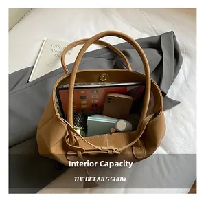 Intérieur spacieux du cabas en cuir marron avec rangement pour tablette et objets