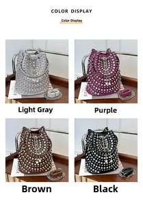 Farboptionen der Nieteneimertasche mit Kette und Quaste in Grau, Lila, Braun, Schwarz