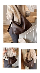 Détails du sac hobo marron foncé montrant le tissage complexe et la large bandoulière