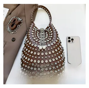 Detailansicht der braunen Leder-Beuteltasche mit Nieten, Strass und Perlen-Kordelzug