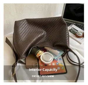 Grand sac hobo tressé marron foncé montrant un intérieur spacieux pour les essentiels