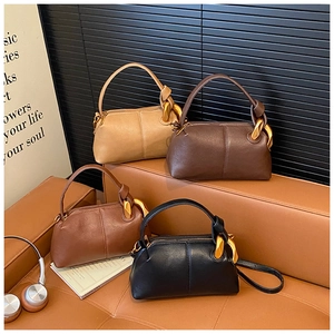 Détail de quatre sacs à main rétro en cuir avec boucles dorées et bandoulières nouées