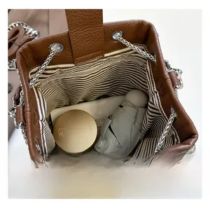 Innenansicht mit großem Fassungsvermögen, Streifenfutter und Tasche der Beuteltasche